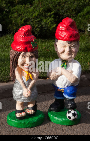 Chelsea Flower Show 2011, Christine Bleakley et Adrian Chiles comme les nains de jardin Banque D'Images