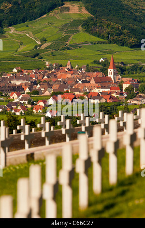 Cimetière français de Sigolsheim surplombant le village d'Ammerschwihr en Alsace, Haut-Rhin, France Banque D'Images