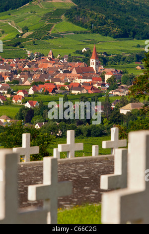 La DEUXIÈME GUERRE MONDIALE français cimetière de Sigolsheim, surplombant le village d'Ammerschwihr en Alsace, Haut-Rhin France Banque D'Images