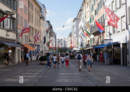 Les touristes shopping à Zürich, Suisse Banque D'Images