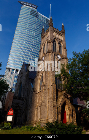 St George's Anglican Church épiscopalienne (gratte-ciel) avec en arrière-plan, le centre-ville, Montréal, Québec, Canada Banque D'Images