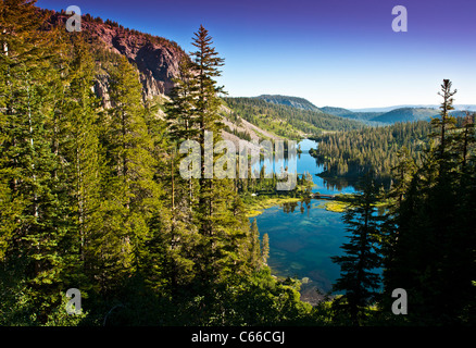 Au sud de Mammoth Lakes, CA n'est ce magnifique lac de montagne clair et frais. Mammoth Lakes, CA n'est ce merveilleux clair et frais mo Banque D'Images