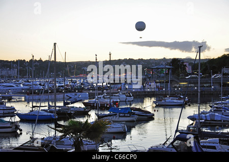 Ballon à air chaud au crépuscule sur le port, Torquay, Tor Bay, Devon, Angleterre, Royaume-Uni Banque D'Images