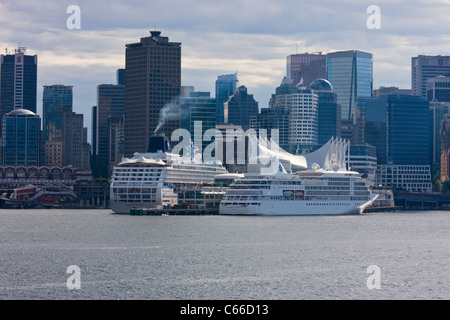 Vue sur la Place du Canada, à Vancouver (Colombie-Britannique), du pont du navire de croisière Holland America, Volendam. Banque D'Images