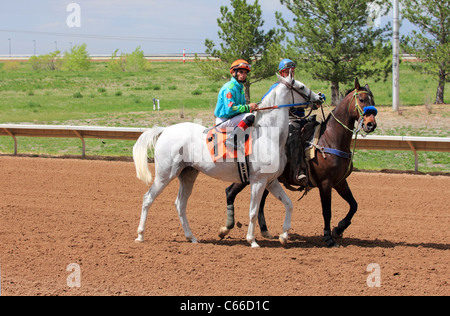 Aurora, CO - Jockeys préparer leurs chevaux pour les courses à Arapahoe Park Race Track Banque D'Images