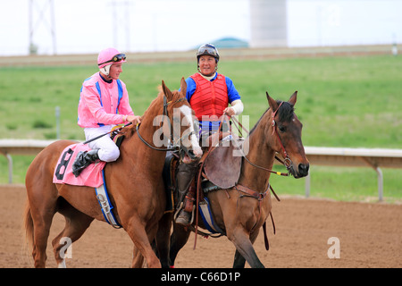 Aurora, CO - Jockeys préparer leurs chevaux pour les courses à Arapahoe Park Race Track Banque D'Images