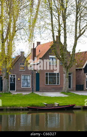 Canal devant des maisons dans le village d'Edam en Hollande du Nord, aux Pays-Bas. Banque D'Images