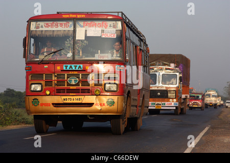 Bus Bengali marqué 'Le Devoir' de l'élection des officiers de police portant sur les fonctions de sécurité lors de élections de l'état Banque D'Images