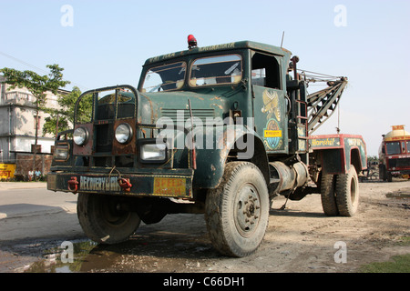 Tata 1210 SE Indien Vintage récupération ventilation chariot sur une route de l'ouest du Bengale en Inde Banque D'Images