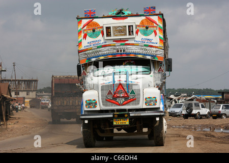 Camion indien décoré sur une route de montagne en Inde Meghalaya Banque D'Images