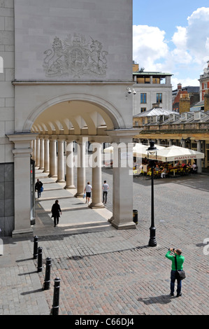 Armoiries au-dessus de entrée de galerie marchande faisant partie de l'Opéra Royal de Covent Garden complexes abcd Banque D'Images