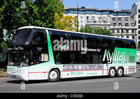 Kylltal Reisen entreprise de voyages en Allemagne avec des graphiques sur le côté de l'autocar à impériale à Park Lane Mayfair Londres Angleterre Royaume-Uni Banque D'Images