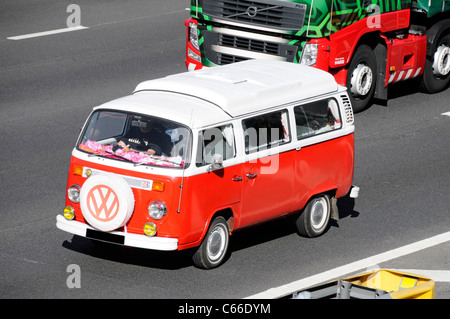 Classic VW Volkswagen Camper van sur l'autoroute britannique (obscurci) plaque de la roue de secours montée à l'avant avec logo VW England UK Banque D'Images