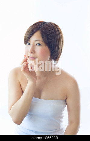 Portrait de jeune femme aux cheveux courts Banque D'Images