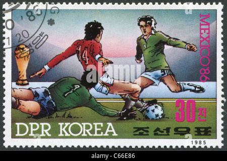 La CORÉE DU NORD - 1985 : timbre imprimé en Corée du Nord, est dédiée à la Coupe du Monde au Mexique-86 Banque D'Images