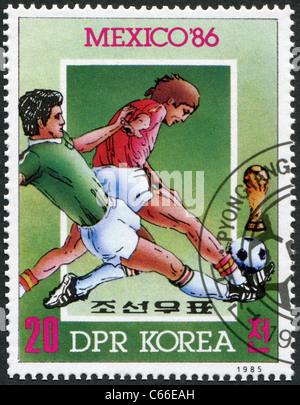 La CORÉE DU NORD - 1985 : timbre imprimé en Corée du Nord, est dédiée à la Coupe du Monde au Mexique-86 Banque D'Images
