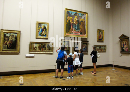 Les gens d'admirer les œuvres d'art, musée du Louvre à Paris France Banque D'Images