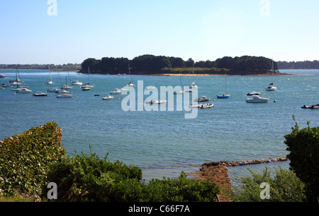 Vue de l'Ile Gavrinis à partir de la rue de Berder, Larmor-Baden, Morbihan, Bretagne, France Banque D'Images