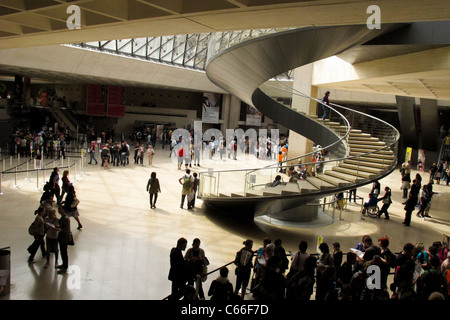 Les visiteurs à l'entrée du musée du Louvre à Paris Banque D'Images