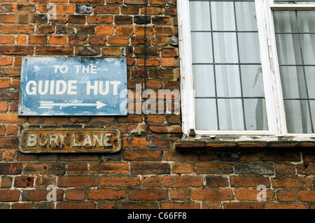 Ancien panneau routier à la hutte Guide sur le côté d'un immeuble dans la vieille ville de Chesham Bucks UK Banque D'Images