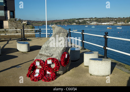 Des couronnes de coquelicots sur le mémorial à Falmouth St Nazaire de Raid 1942. Banque D'Images