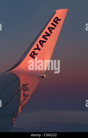 Coucher de soleil sur l'aile d'avion, vol Ryanair France, juin 2011. Banque D'Images