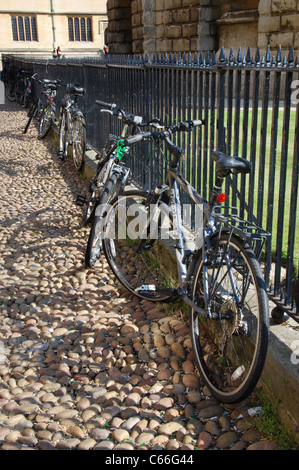 Élève des vélos à Radcliffe Square Oxford UK Banque D'Images