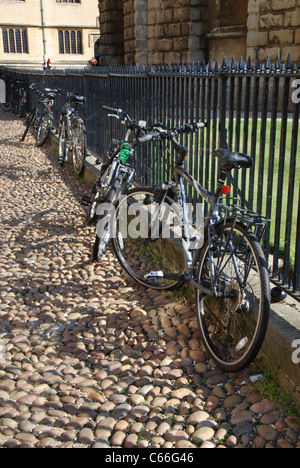 Élève des vélos à Radcliffe Square Oxford UK Banque D'Images