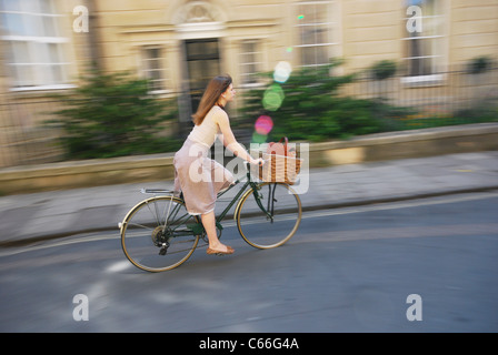 Vélo fille Oxford Royaume-Uni Banque D'Images