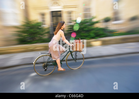 Vélo fille Oxford Royaume-Uni Banque D'Images