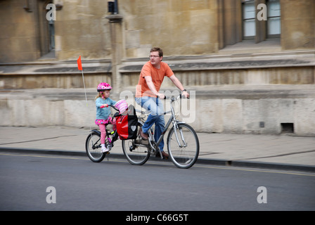 Randonnée à vélo père et fille Oxford Royaume-Uni Banque D'Images