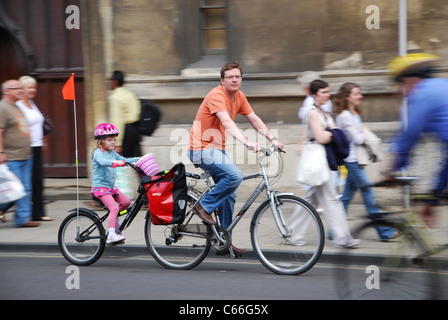 Randonnée à vélo père et fille Oxford Royaume-Uni Banque D'Images