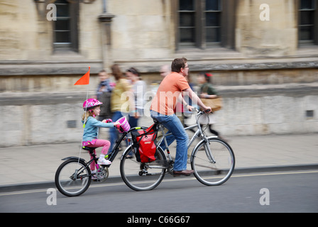 Randonnée à vélo père et fille Oxford Royaume-Uni Banque D'Images