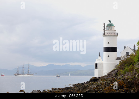 Tall Ships Race, le Christian Radich passant devant le phare de Cloch sur le Firth of Clyde, Gourock, Inverclyde, Écosse, Royaume-Uni Banque D'Images