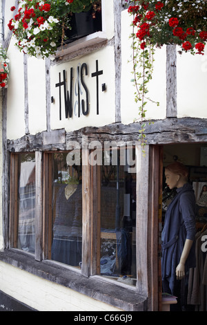 Twist - magasin de vêtements à pans de bois à Middlebridge Street, Romsey, Hampshire, Royaume-Uni en août Banque D'Images