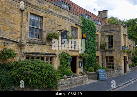 L''hôtel, pub et restaurant traditionnel en pierre de Cotswold construit dans Moreton in Marsh, Gloucestershire Banque D'Images