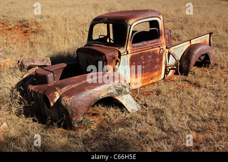 L'épave d'un vieux camion rouillé sur le terrain Banque D'Images