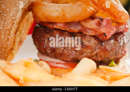 Sandwich hamburger américain classique avec des oignons et de frites, plus de délicieux mets sur portfolio Banque D'Images