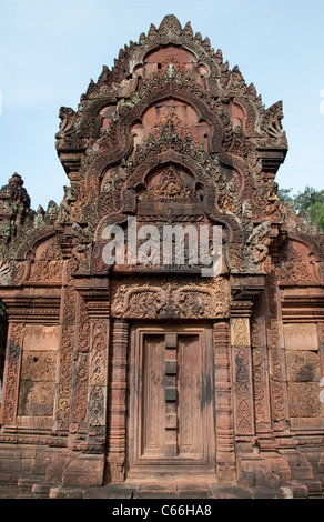 Porte au Temple de Banteay Srei, Angkor, Cambodge Banque D'Images