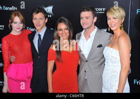 (L-R) Emma Stone, Gluck, Mila Kunis, Justin Timberlake, Jenna Elfman aux arrivées pour les amis AVEC DES AVANTAGES Premiere, le Ziegfeld Theatre, New York, NY 18 juillet 2011. Photo par : Gregorio T. Binuya/Everett Collection Banque D'Images