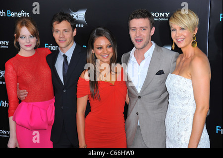 (L-R) Emma Stone, Gluck, Mila Kunis, Justin Timberlake, Jenna Elfman aux arrivées pour les amis AVEC DES AVANTAGES Premiere, le Ziegfeld Theatre, New York, NY 18 juillet 2011. Photo par : Gregorio T. Binuya/Everett Collection Banque D'Images