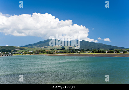 La belle montagne Mount Karioi avec Whaingaroa Raglan Harbour Île du Nord Nouvelle-zélande Waikato Banque D'Images