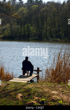 Pêcheur la pêche sur le lac Banque D'Images