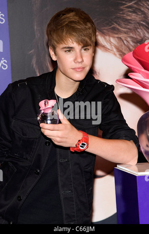 Justin Bieber en apparence en magasin pour un jour Justin Bieber Lancement de parfum, Macy's Herald Square, New York, NY Le 23 juin 2011. Photo par : Lee/Everett Collection Banque D'Images