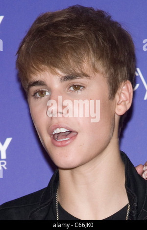 Justin Bieber en apparence en magasin pour un jour Justin Bieber Lancement de parfum, Macy's Herald Square, New York, NY Le 23 juin 2011. Photo par : Lee/Everett Collection Banque D'Images