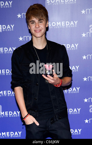 Justin Bieber en apparence en magasin pour un jour Justin Bieber Lancement de parfum, Macy's Herald Square, New York, NY Le 23 juin 2011. Photo par : Lee/Everett Collection Banque D'Images