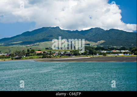 La belle montagne Mount Karioi avec Whaingaroa Raglan Harbour Île du Nord Nouvelle-zélande Waikato Banque D'Images