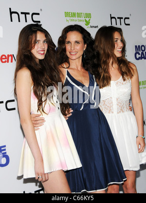 Sarah Margaret Qualley, Andie MacDowell, Rainey Qualley aux arrivées de PREMIERE MONTE CARLO, AMC Loews Lincoln Square Theatre, Banque D'Images