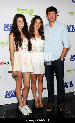 Sarah Margaret Qualley, Rainey Qualley aux arrivées de PREMIERE MONTE CARLO, AMC Loews Lincoln Square Theatre, New York, NY Le 23 juin 2011. Photo par : Desiree Navarro/Everett Collection Banque D'Images