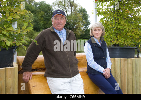 Le capitaine Mark Phillips course designer avec directeur Elizabeth Inman à cette ans Burghley Horse Trials,Stamford,Lincolnshire. Banque D'Images